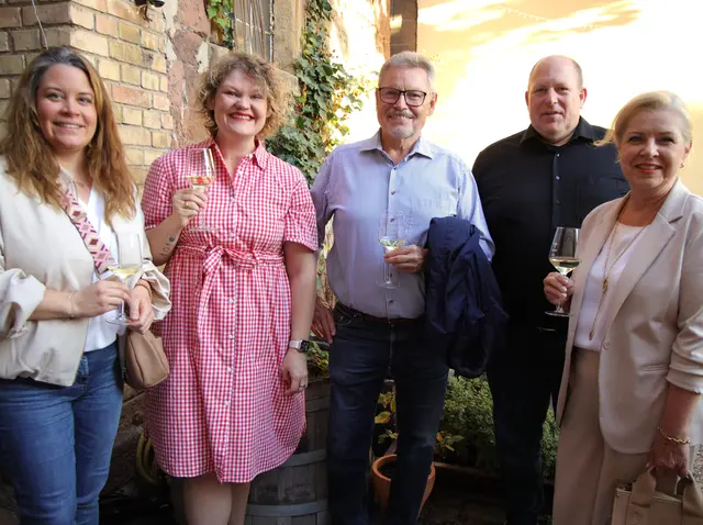 v.l.n.r. Kathrin Hammer (SPD Vorsitzende), Yvonne Wittmann (2. Beigeordnete), Hans-Dieter Schneider (Bürgermeister a.D.), Thorsten Leva (Bürgermeister), Andrea Franz (1. Beigeordnete)  | Foto: Müller Maike