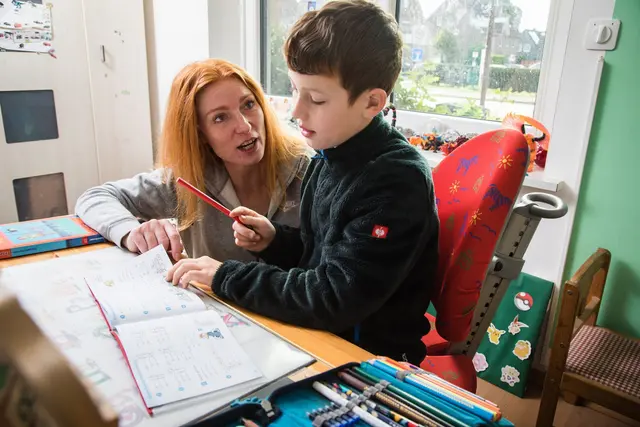 Lob für den Einsatz: Nicht nur das richtige Ergebnis zählt – sondern wie sehr sich das Kind reinhängt. | Foto: Christin Klose/dpa Themendienst/dpa-mag