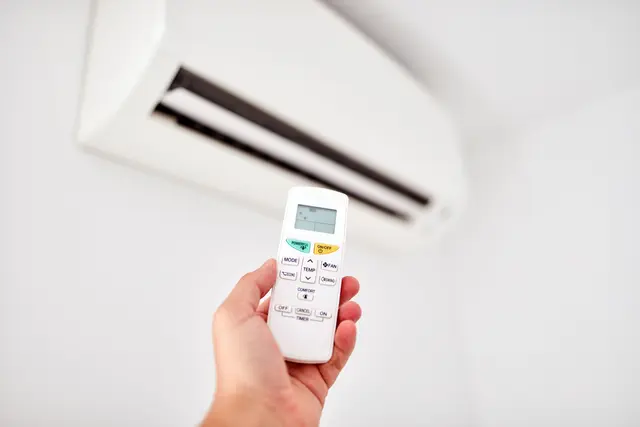 Eine Klimaanlage kann deutlich mehr sein als ein Gerät für heiße Sommertage. | Foto: astrosystem/stock.adobe.com