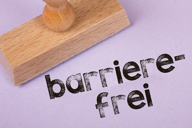 Der Aufzug im Rathaus läuft wieder. Damit sind Rathaus und Bürgeramt erneut barrierefrei erreichbar. | Foto: mapoli-photo/stock.adobe.com