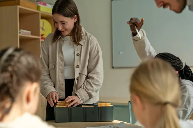 Lehramtsstudentin der Pädagogischen Hochschule Karlsruhe im Integrierten Semesterpraktikum an einer Schule. 
 | Foto: PHKA/Ludwig Hahl 