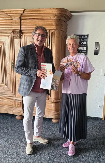 Oberbürgermeisterin Beate Kimmel und der Leiter des städtischen Citymanagements, Alexander Heß, haben die Gewinnerinnen und Gewinner des Gewinnspiels im Rahmen der Sommerveranstaltung „Wein &amp; Musik“ gezogen | Foto: Stadt Kaiserslautern
