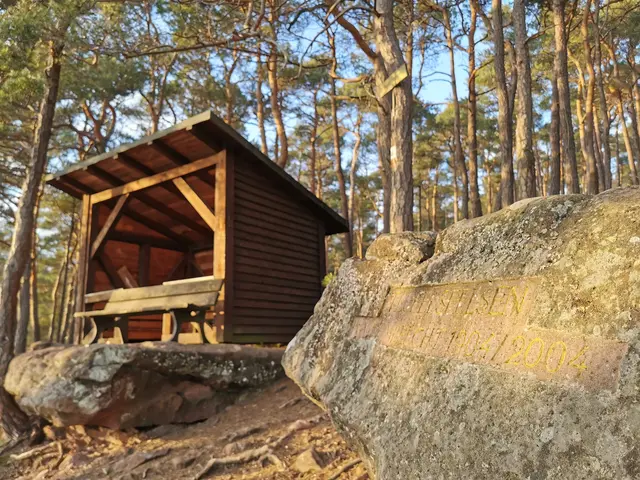 Schutzhütte am neunen Teufelsfelsen, oberhalb von Lambrecht (Pfalz) | Foto: Touristinformation Tal viTAL - Verbandsgemeinde Lambrecht (Pfalz)