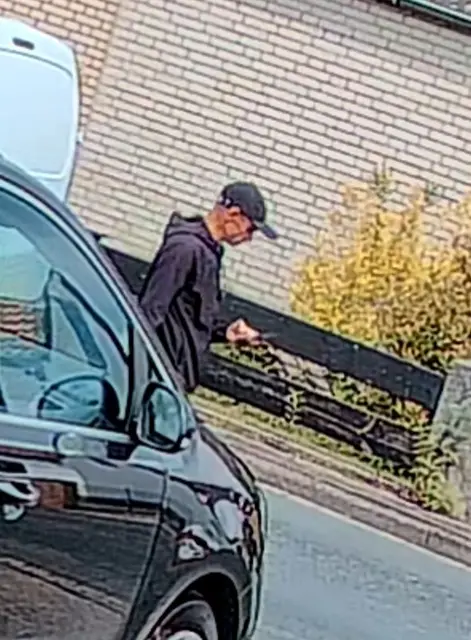 Die Polizei Hannover fahndet nach einem mutmaßlichen Trickbetrüger, der in Lehrte rund 100.000 Euro von einem Senior erbeutet haben soll. Der Fall zeigt die Gefahr durch Schockanrufe, falsche Polizeibeamte und Geldabholer. | Foto: Polizeidirektion Hannover