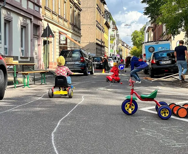 Wenn in Karlsruhe Straßen und Plätze zu Spielflächen werden, treffen sich Menschen im Stadtteil zum gemeinsamen Spielen. | Foto: Stadt Karlsruhe, Presse- und Informationsamt