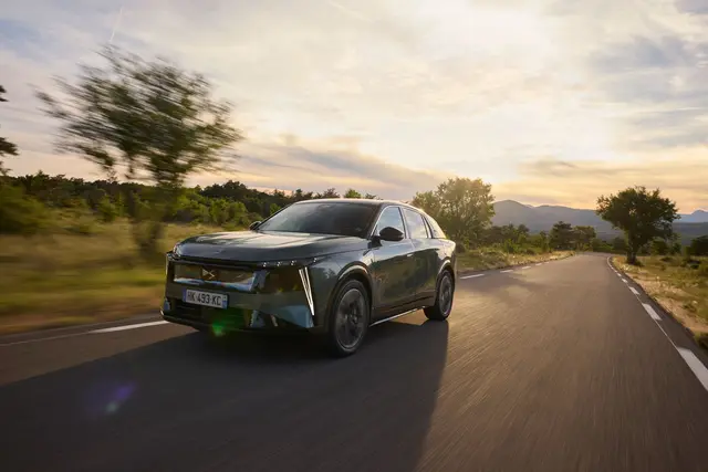 Mehr als «nur SUV»: Der DS N°7 bietet bis zu 560 Liter Kofferraum und Komfort wie in der Oberklasse – inklusive Massage-Sitzen. | Foto: Greg/DS Automobiles/Stellantis/dpa-mag