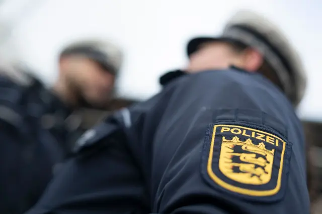 Die Polizei sucht noch nach dem Fahrer des Autos, das auf der A5 in Flammen stand. (Symbolbild) | Foto: Marijan Murat/dpa