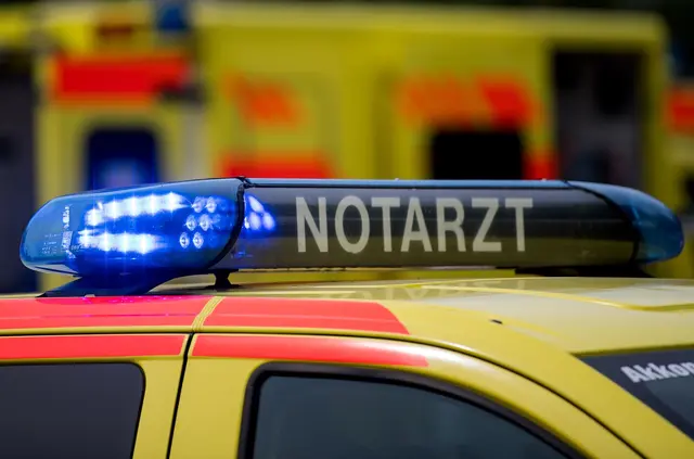 Mit Blaulicht und Sirene ist ein Notarztwagen über eine rote Ampel gefahren. (Symbolbild) | Foto: Monika Skolimowska/dpa-Zentralbild/dpa