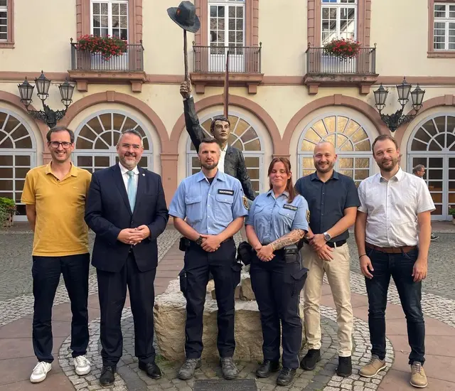 Laura Repp und Tobias Wirtz werden im Rathaus von OB Weigel begrüßt. Mit dabei (v.li.): Mark Kieser vom Citymanagement sowie Jochen Ohler und Thorsten Völker von der Ordnungsbehörde. | Foto: Stadt Neustadt