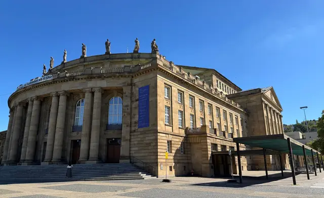 Wird die Stuttgarter Oper saniert oder nicht? Das ist offener denn je.(Archivbild)  | Foto: Valentin Gensch/dpa