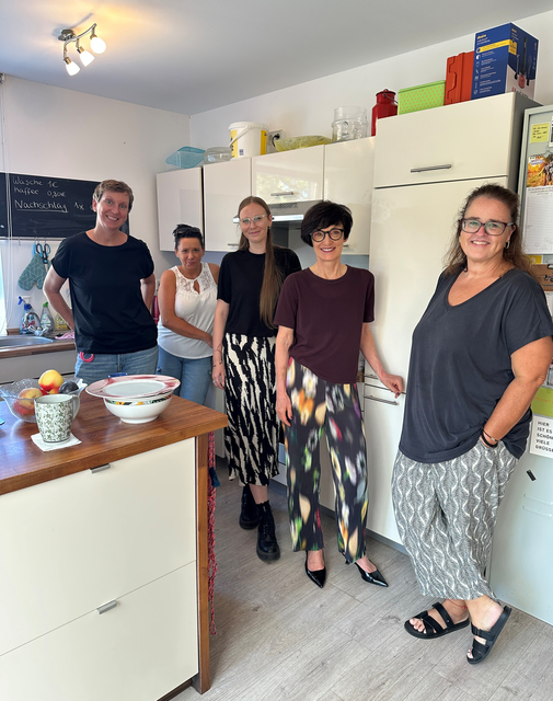 Ein geschützter Treffpunkt kann Frauen in Wohnungsnot helfen, zur Ruhe zu kommen und Unterstützung zu finden. | Foto: Bürgermeisterin Stefanie Jansen informierte sich im FrauenRaum über die Situation obdach- und wohnungsloser Frauen (von links): Das FrauenRaum-Team Katja Fernandez, Joanna Bonislawka und Tina Ihrig, Bürgermeisterin Stefanie Jansen und Andrea Meixner vom A