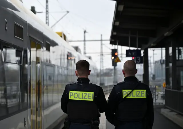 Die Beamten stellten bei der Kontrolle die offenen Haftbefehle fest. (Symbolbild) | Foto: Katharina Kausche/dpa