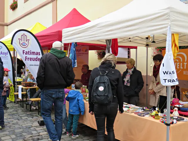 Vereine und Initiativen informieren über ihre Arbeit, dazu gibt es kulinarische Angebote aus aller Welt. | Foto: Brigitte Melder