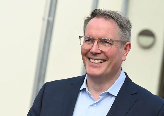 SPD-Fraktionschef und Ex-Ministerpräsident Alexander Schweitzer (SPD) feiert im Parlament. (Archivbild) | Foto: Uli Deck/dpa