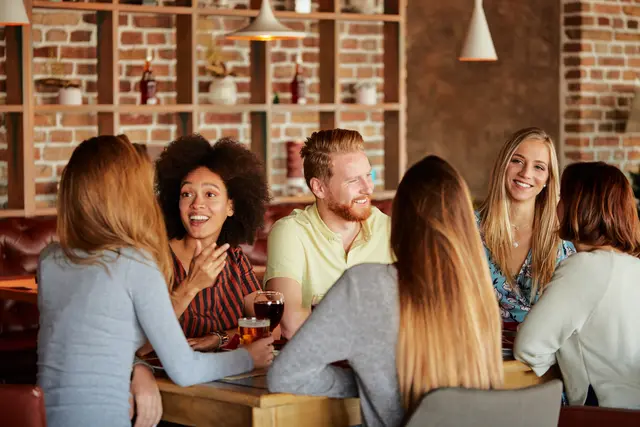 Wenn Ehrenamtliche Betreuung übernehmen, hilft der Austausch mit anderen Engagierten oft im Alltag. | Foto: chika_milan/stock.adobe.com