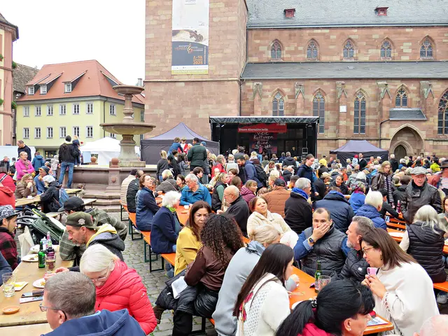 Beim interkulturellen Fest „Viele Kulturen – Eine Stadt“ kommen Menschen auf dem Neustadter Marktplatz miteinander ins Gespräch. | Foto: Brigitte Melder
