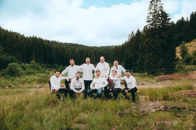 Regionale Küche bekommt neue Ideen: Das neue Kochbuch stellt Schwarzwälder Klassiker und Menschen aus dem Hochschwarzwald vor. Die neun Köch:innen der Next Generation: v.l.n.r. Lorenz Baschnagel, Johannes Dünnebacke, Max Heger, Volker Hupfer, Daniel Frech, Matthias Schwer, Aline Wimmer-You, Manuel Schwörer, Iván Lagunas Romeo | Foto: ©Tietge Verlag/Dimitri Dell