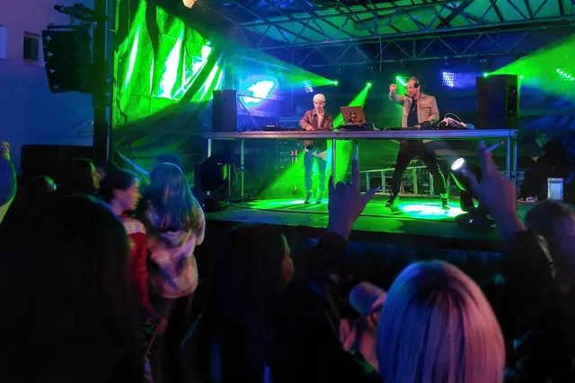 Livemusik, gute Stimmung und zahlreiche Besucher: DJ Olde sorgt für Unterhaltung auf der Iggelheimer Kerwe. | Foto: Brigitte Melder