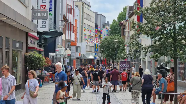 Ein 86-Jähriger wurde in einem Geschäft in der Kerststraße eines Trickdiebstahls. Die Kriminalpolizei sucht Zeugen zu einer Frau, die den Senior mit einer Schuhprobe abgelenkt haben soll. | Foto: Ralf Vester