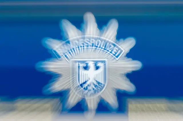 Bundespolizisten haben einen Mann ertappt, der mit einem gefälschten Visum nach Deutschland einreisen wollte. | Foto: Matthias Rietschel/dpa-Zentralbild/dpa