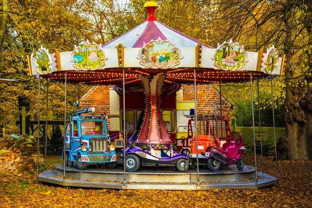 Vier Tage Kerwe, badische Spezialitäten und Fahrgeschäfte: Vom 18. bis 21. September 2026 wird vor der Karlsburg in Durlach gefeiert. Dazu kommen ein verkaufsoffener Sonntag und das Durlacher Weinfest. | Foto: Thomas Reimer/stock.adobe.com