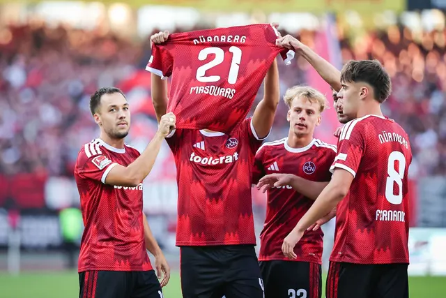 Beim Spiel gegen Hannover jubelten die Nürnberger Profis nach dem ersten Tor mit dem Trikot von Ioannis Masouras (Archivbild)  | Foto: Daniel Karmann/dpa