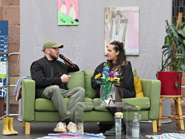Bei der „Couch-Kultur“ kommen Gäste auf der Seitenbühne miteinander und mit dem Publikum ins Gespräch. | Foto: Brigitte Melder