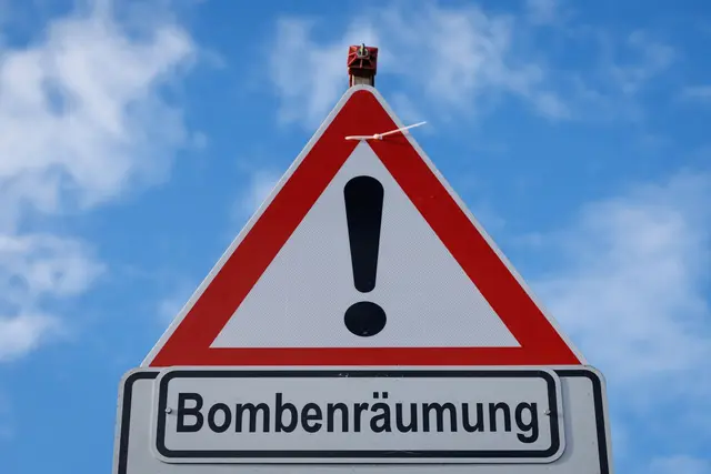 Rund um die Fundstellen der Blindgänger wird ein etwa 1000 Meter großer Sicherheits- und Evakuierungsbereich eingerichtet. (Symbolbild) | Foto: Friso Gentsch/dpa