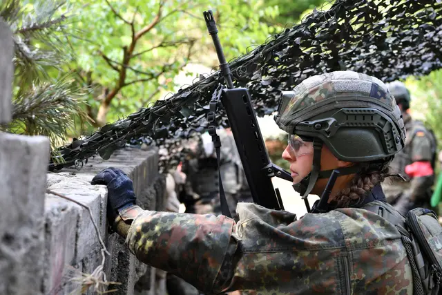 Heimatschutzkräfte der Bundeswehr trainieren bei der Übung „VIGILANT ROLAND II“ den Schutz verteidigungswichtiger Infrastruktur. Rund 450 Soldaten nehmen an der Übung in Rheinland-Pfalz und Sachsen-Anhalt teil. | Foto: Carl Schulze
