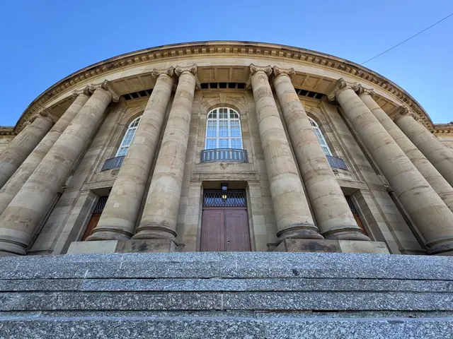 Wird die Stuttgarter Oper saniert oder nicht? Das ist offener denn je.(Archivbild)  | Foto: Valentin Gensch/dpa