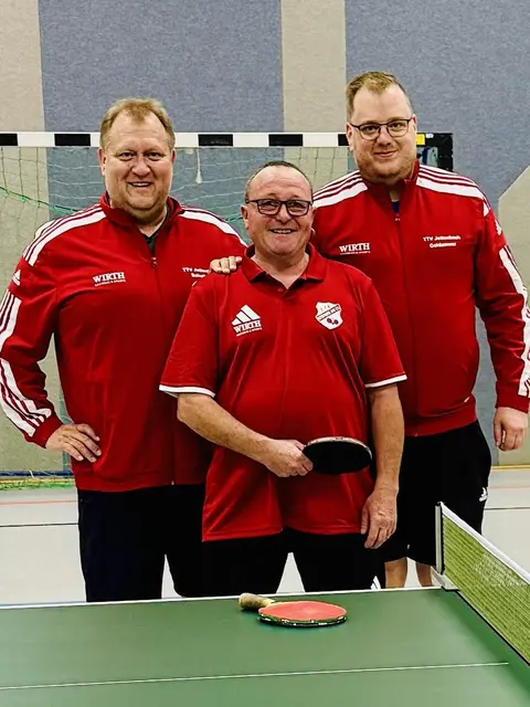 Die beiden Vorsitzenden des TTV Jettenbach Uwe Schultz und Peter Jung verabschieden Ingo Schneider zur PPP-Weltmeisterschaft  | Foto: Viktor Witt