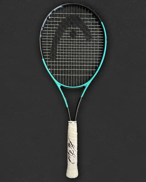 Tennis: Ein signierter und bespielter HEAD-Schläger steht zugunsten der Serge Gnabry Stiftung zur Auktion. | Foto: United Charity gemeinnützige Stiftungs GmbH, Foto: Serge Gnarby Stiftung