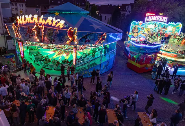 Wenn es dunkel wird, zeigt sich der Ramsteiner Kerweplatz besonders stimmungsvoll. Am Samstagabend gehört das traditionelle Feuerwerk zu den Höhepunkten. | Foto: Stefan Layes