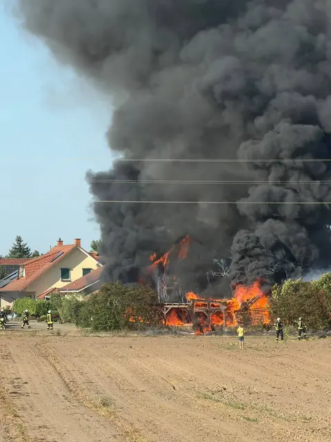 Nach dem Brand einer Doppelhaushälfte in Rheinzabern gehen die Ermittler von einer unsachgemäß entsorgten Zigarette als wahrscheinlicher Ursache aus. Das Feuer breitete sich von einem Vegetationsbrand auf Garten, Holzschuppen, Carport und Haus aus. | Foto: Endres/Feuerwehr VG Jockgrim