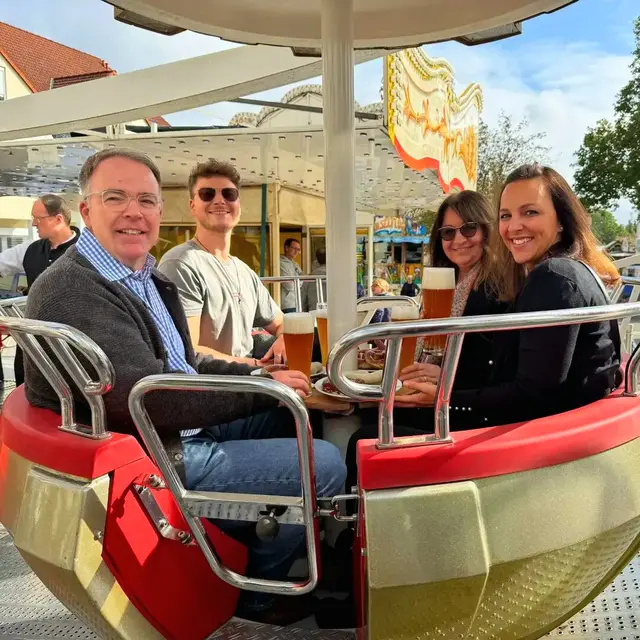 Fröhliche Gesichter beim Weißwurstfrühstück im Riesenrad | Foto: Gemeindeverwaltung Haßloch