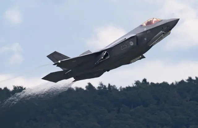 Ein Kampfjet vom Typ F-35 startet in Ramstein | Foto: Boris Roessler/dpa