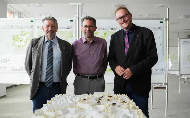 Peter Sammel, 2. Kreisbeigeordneter (Geschäftsbereich Schulen), Max Matheis, Verwaltungsleiter Heinrich-Kimmle-Stiftung, und Oberbürgermeister Markus Zwick (von links) bei der Präsentation des Siegerentwurfs | Foto: Stadtverwaltung Pirmasens / Fabrice Breder