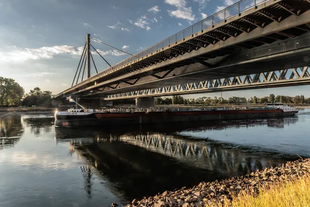 Auf der Rheinbrücke zwischen Wörth am Rhein und Karlsruhe lösten Notrufe einen Polizeieinsatz aus. Eine 46-Jährige wollte dort lediglich ein Fahrrad mit Seil und Haken aus dem Rhein bergen. | Foto: Paul Needham