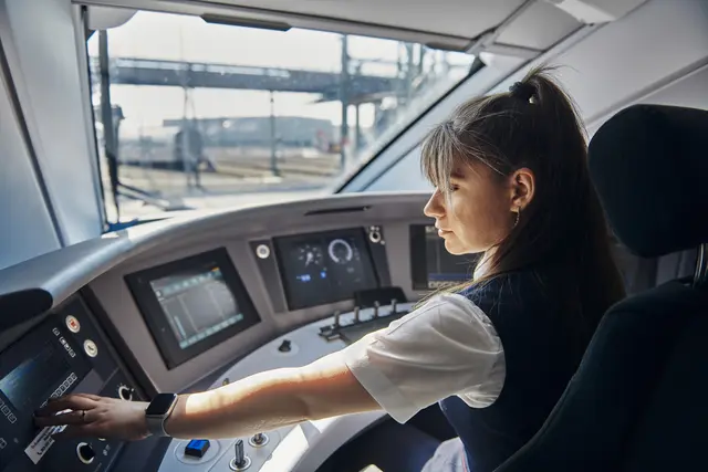 Beim Tag der Schiene in Saarbrücken informiert die Deutsche Bahn über Ausbildung, Berufseinstieg und Karrierechancen im Saarland. Im Fokus stehen technische Berufe, Lokführerdienst und die Ausbildungswerkstatt am Hauptbahnhof. | Foto: Deutsche Bahn AG / Dominic Dupont