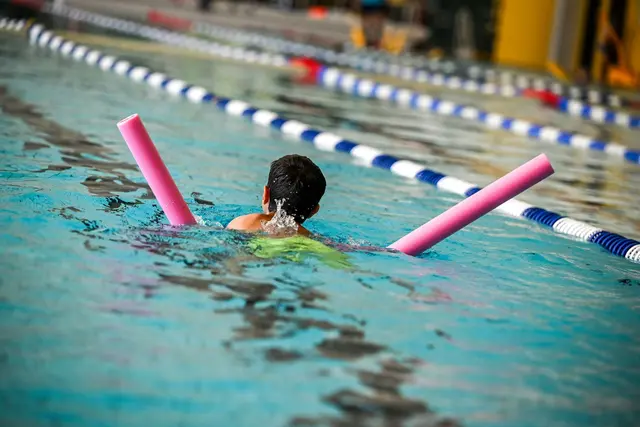 Für Schwimmunterricht braucht man einen Rettungsschwimmernachweis. (Symbolbild) | Foto: Jens Kalaene/dpa