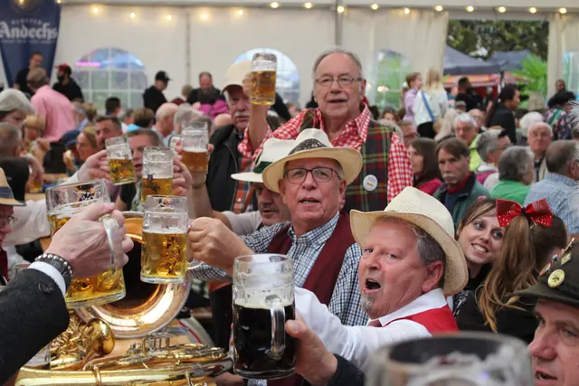 Musik, Geselligkeit und bayerische Feststimmung prägen das Andechser Bier- und Straßenfest in Haßloch. | Foto: Markus Pacher