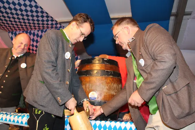 Beim Fassanstich wird das Andechser Bierfest in Haßloch offiziell eröffnet. Hier durfte Stefan Frey in seiner Funktion als Landrat des Landkreises Starnberg den Hammer schwingen. | Foto: Markus Pacher