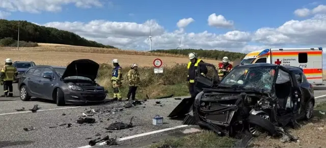 Ein 21-Jähriger wurde bei dem Unfall in seinem Wagen eingeklemmt. Die hinzugerufene Feuerwehr befreite den schwer verletzten Mann aus dem Auto. Ein Rettungshubschrauber brachte ihn in ein Krankenhaus. | Foto: Freiwillige Feuerwehr VG Otterbach-Otterberg