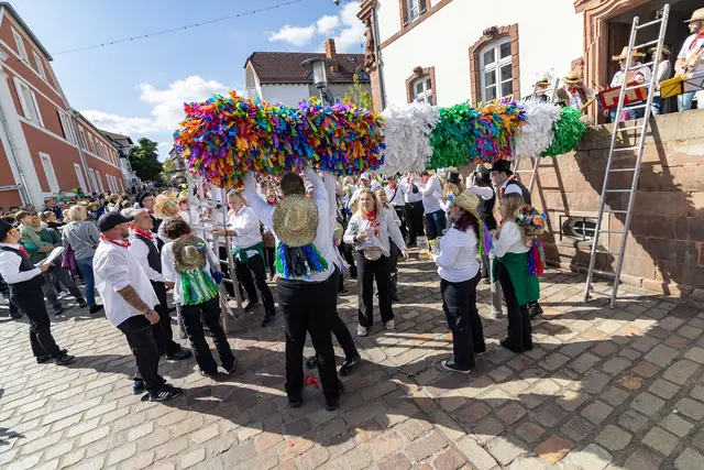 Straußjugend mit geschmücktem Kerwestrauß bei der traditionellen Kerwe in Ramstein-Miesenbach.