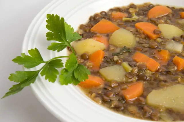 Klassiker auf dem Teller: Für Linsensuppe Linsen waschen, gern 8 bis 12 Stunden einweichen – dann sind sie beim Kochen oft nach 20 bis 30 Minuten weich. | Foto: Andrea Warnecke/dpa-mag
