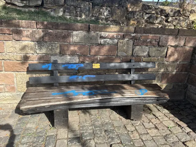 Unbekannte haben die Zierbrunnenanlage „Am Falltor“ zwischen Gleiszellen und Gleishorbach mit blauer Sprühfarbe beschädigt. Die Polizei sucht Zeugen der Farbschmiererei. | Foto: Polizei Bad Bergzabern