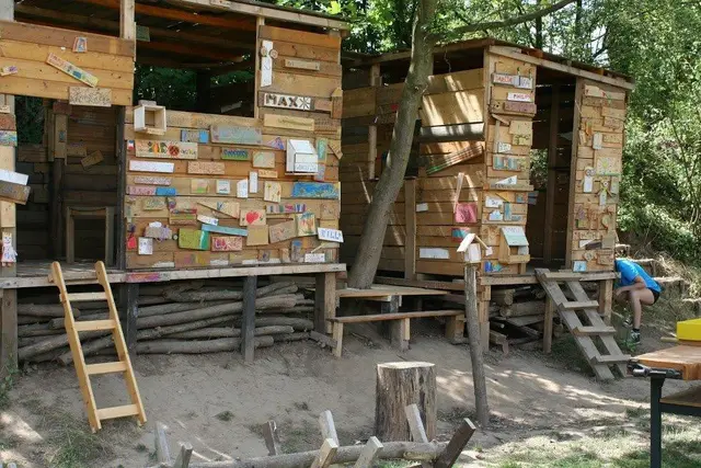 Beim Hüttenbau können Kinder eigene Ideen entwickeln und gemeinsam umsetzen. | Foto: Kinder-und Jugendfarm Landau