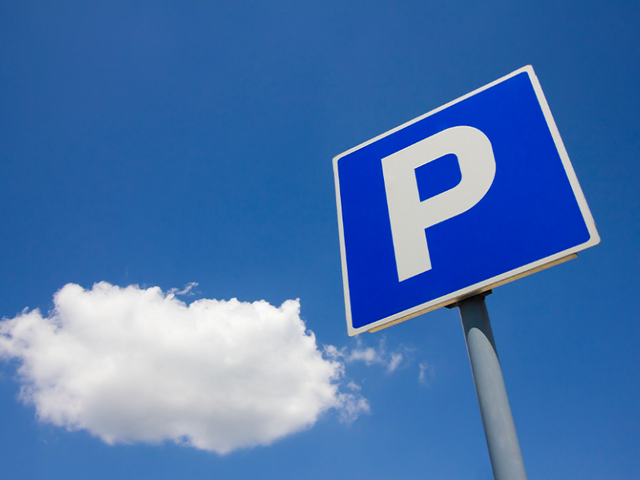 Wegen Grünpflege sperrt die Stadtverwaltung am Parkplatz am ehemaligen Hertie-Gebäude kurzzeitig Teilflächen. | Foto: Stadt Neustadt