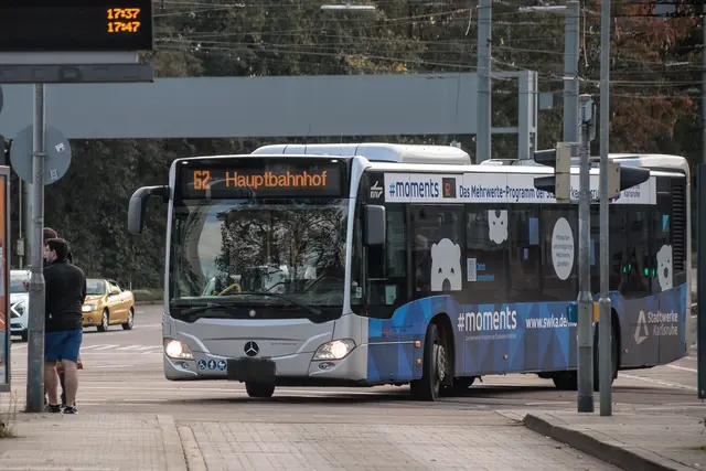 Bei einem schweren Unfall mit einem Linienbus in Ettlingen wurde eine 11-jährige Radfahrerin schwer verletzt. Die Feuerwehr befreite das Mädchen, die Unfallstelle auf der Scheibenhardter Straße wurde vollständig gesperrt. (Symbolfoto) | Foto: Paul Needham