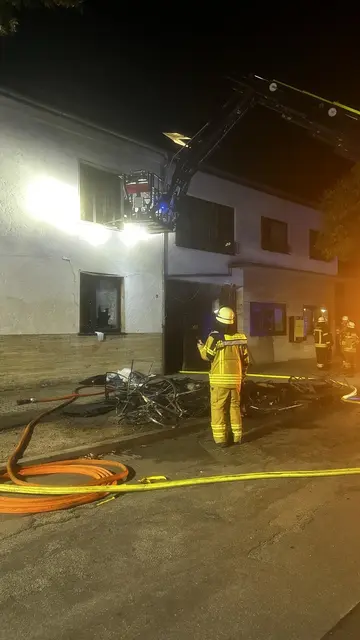 Bei einem Sperrmüllbrand in Speyer drohten Flammen auf eine Wohnung überzugreifen. | Foto: Brand- und Katastrophenschutz der Stadt Speyer